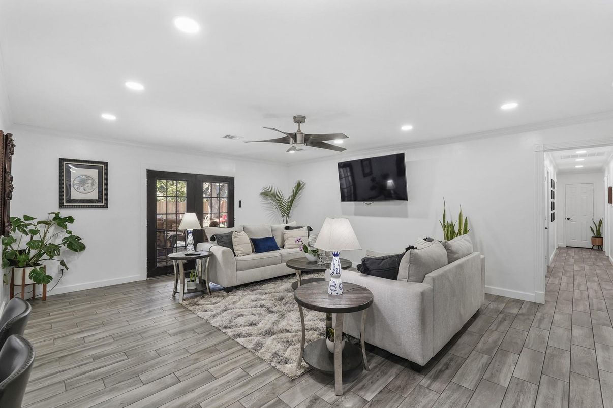 Interior, Living room, Recessed Lighting, Wood Texture Flooring