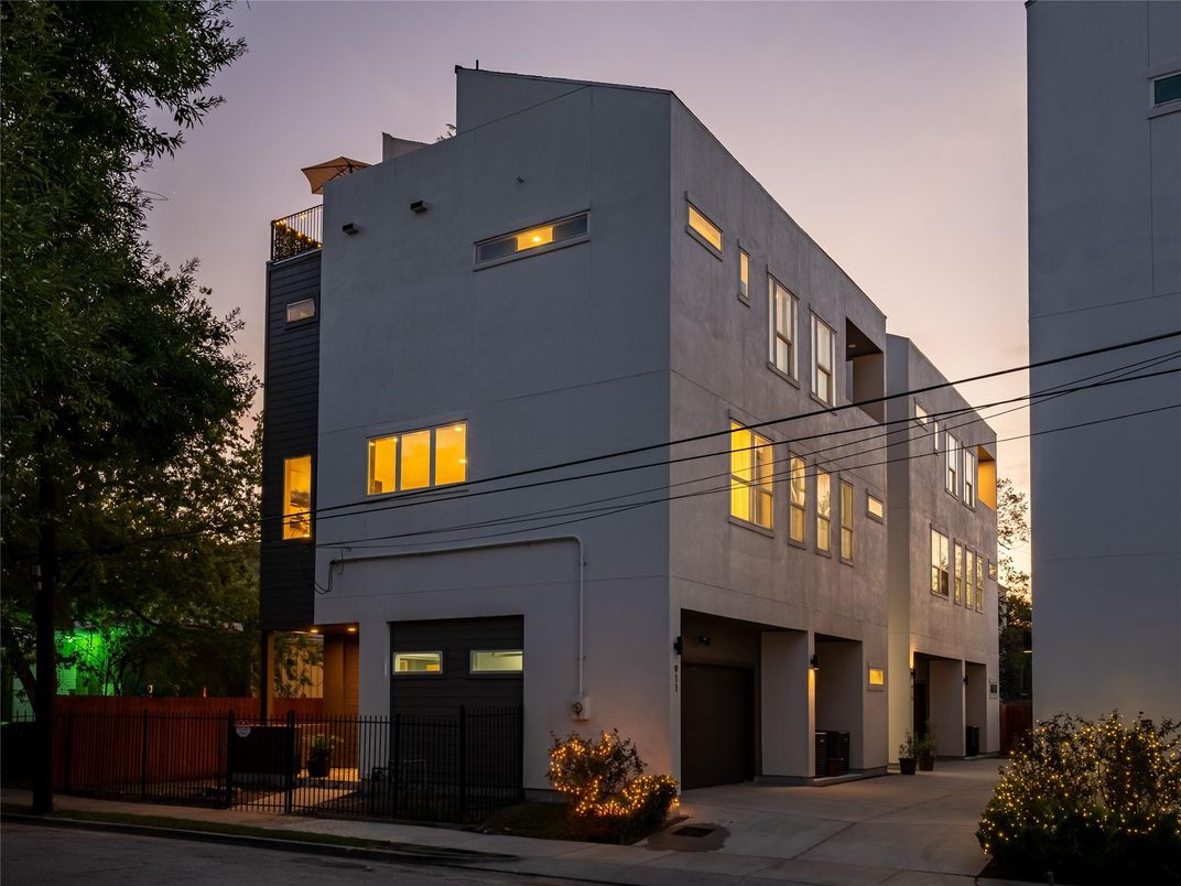 Exterior, Facade, Modern