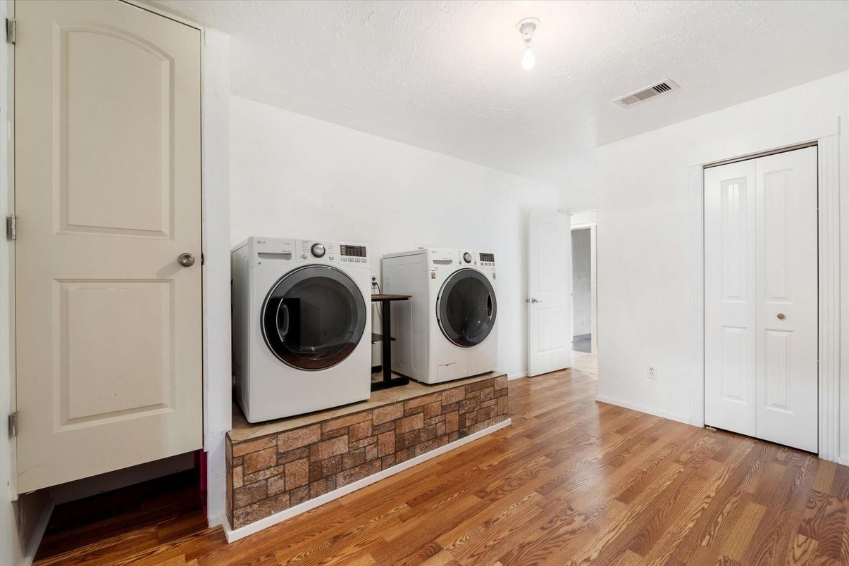 Interior, Washer, Wood Texture Flooring