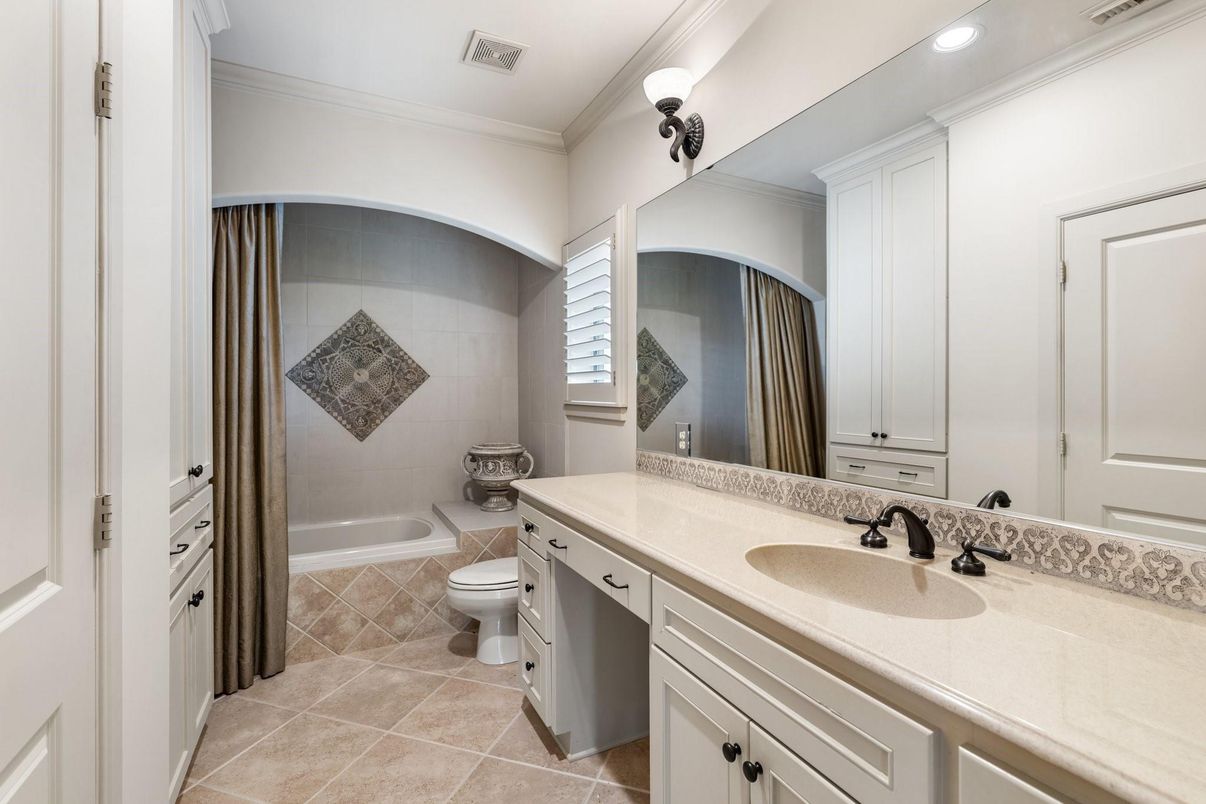 Bathroom, Dual Sink Vanities, Interior, Recessed Lighting