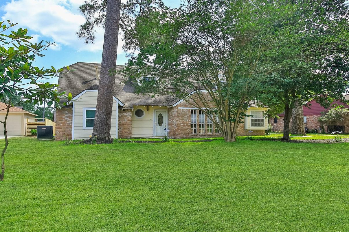 Backyard, Exterior, Facade, Brick Facade, Cape Cod