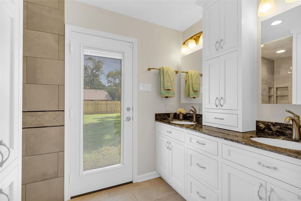 Bathroom, Dual Sink Vanities, Interior