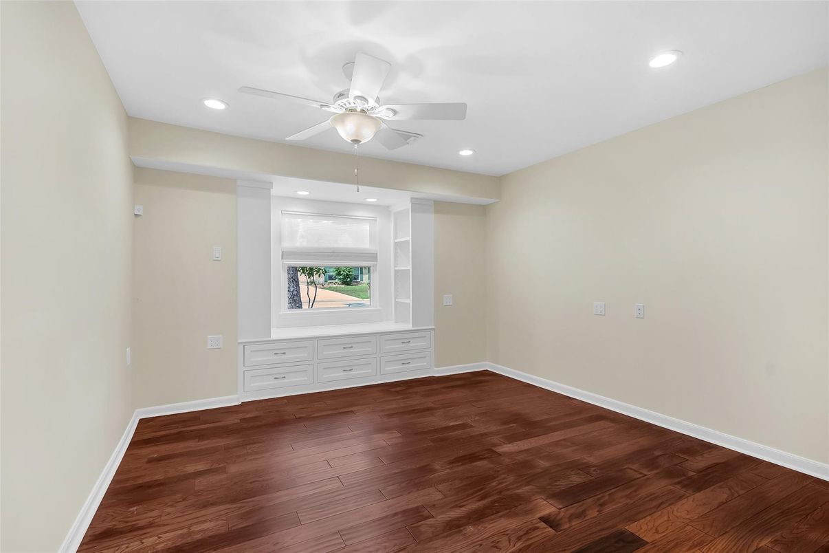 Empty room, Interior, Recessed Lighting, Wood Texture Flooring