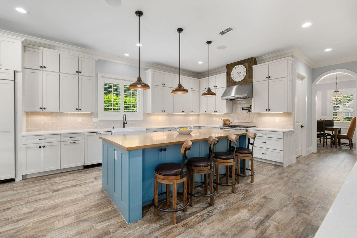 Dining room, Interior, Kitchen, Pendant Lights, Recessed Lighting, Stainless Steel Appliances, Wood Texture Flooring