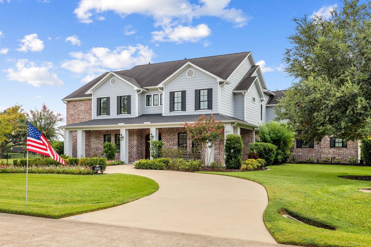 Exterior, Facade, Brick Facade, Farmhouse