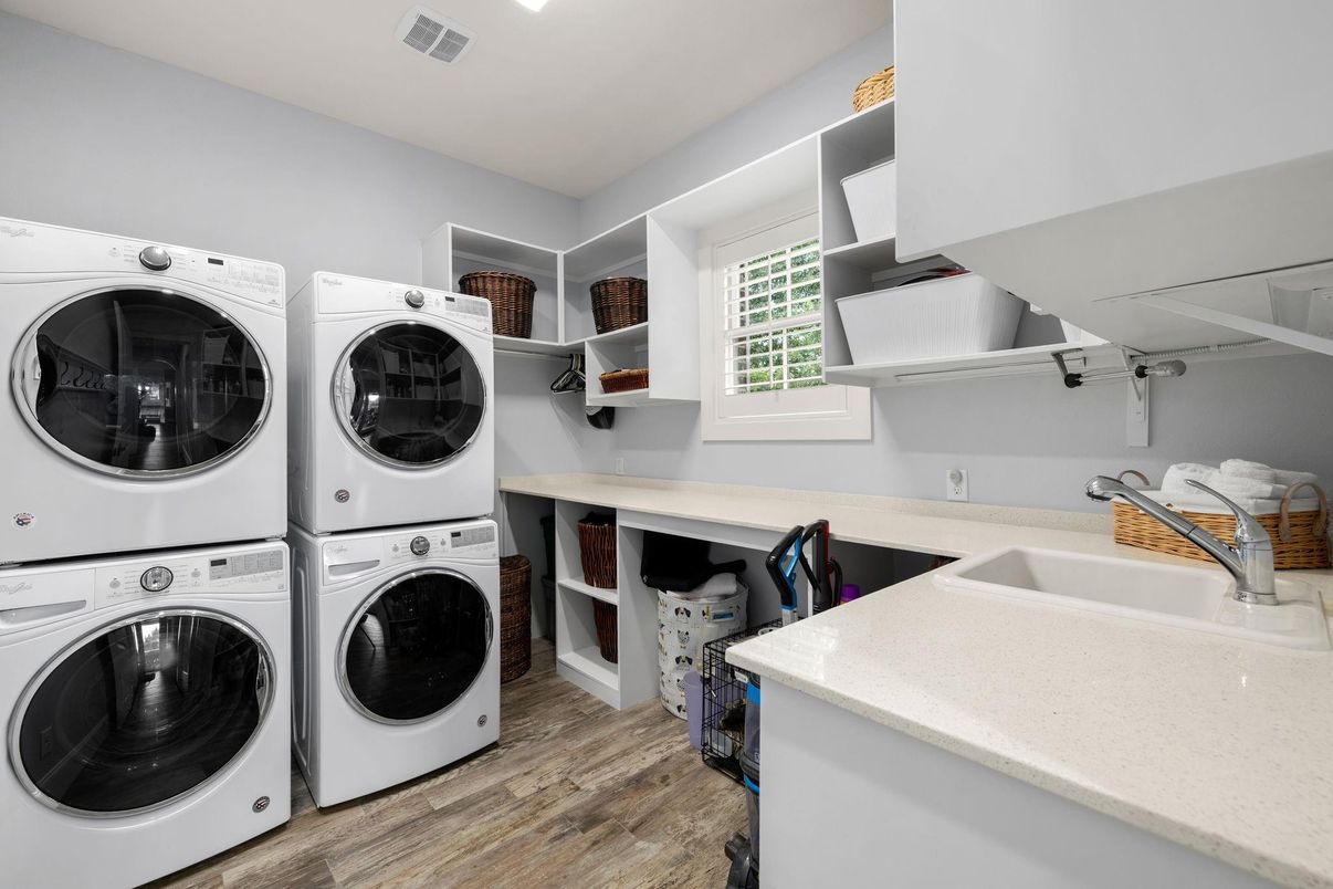 Interior, Washer, Wood Texture Flooring