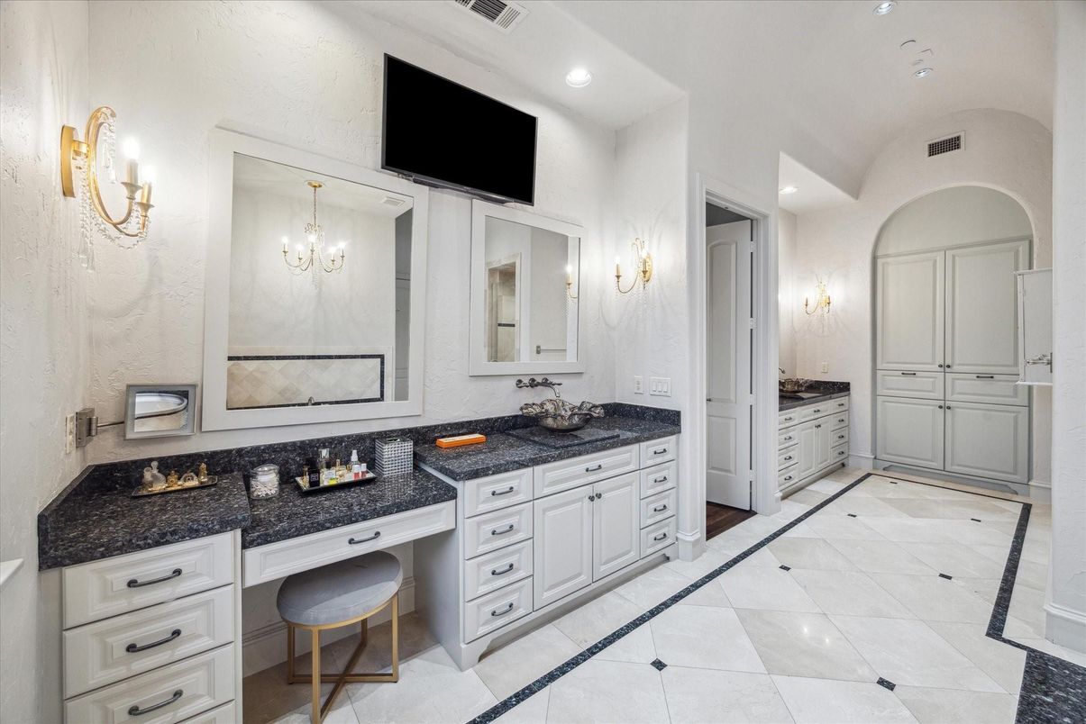 Bathroom, Dual Sink Vanities, Interior, Recessed Lighting