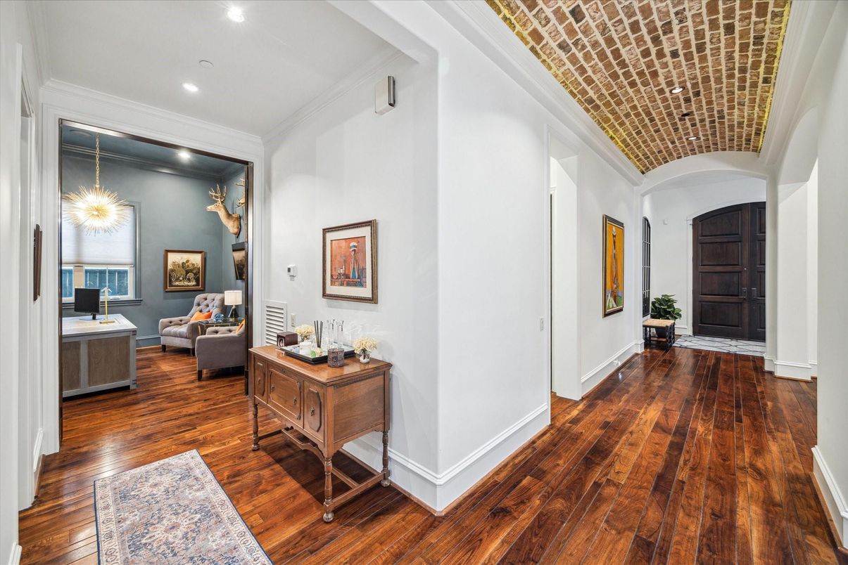 Interior, Living room, Pendant Lights, Recessed Lighting, Wood Texture Flooring