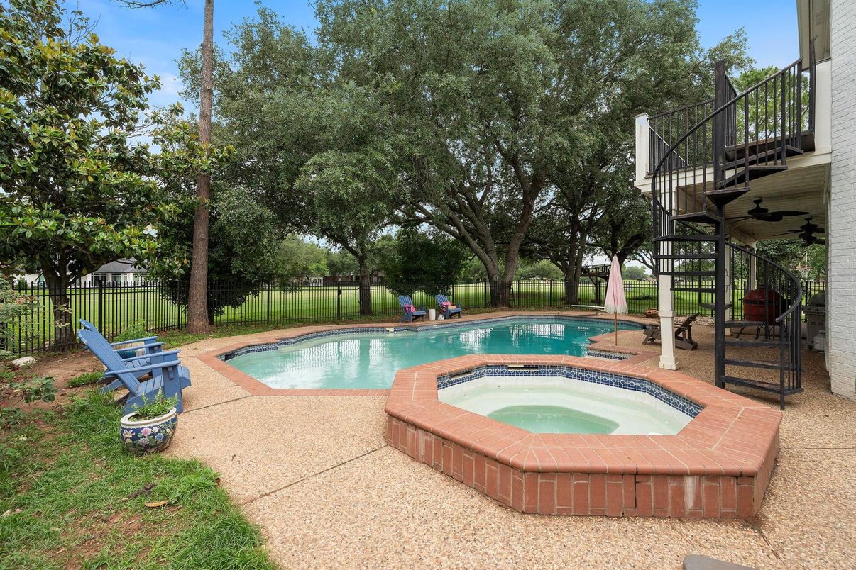 Exterior, Playground, Pool