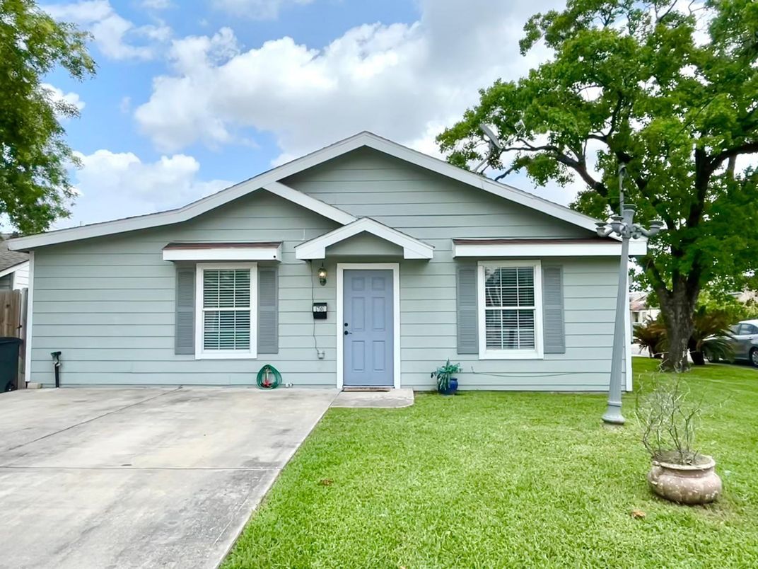 Exterior, Facade, Ranch
