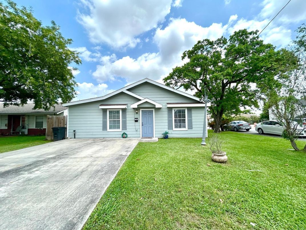Backyard, Exterior, Facade, Ranch