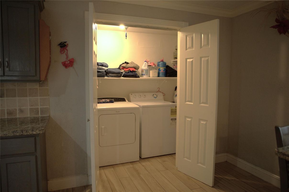 Interior, Utility Closets, Washer, Wood Texture Flooring