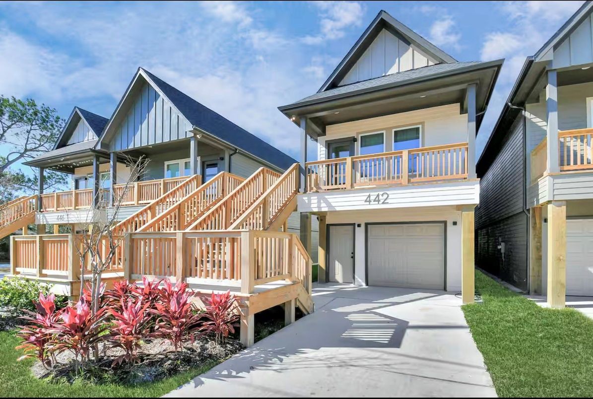 Attached, Exterior, Facade, Queen Anne Victorian