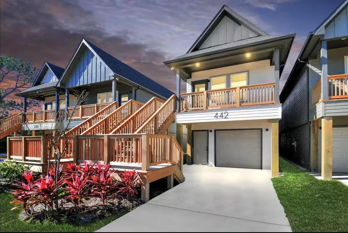 Attached, Exterior, Facade, American Craftsman