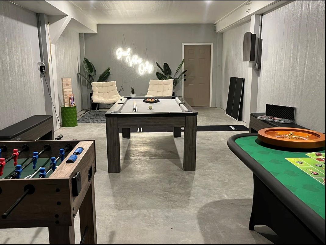 Game Room, Interior
