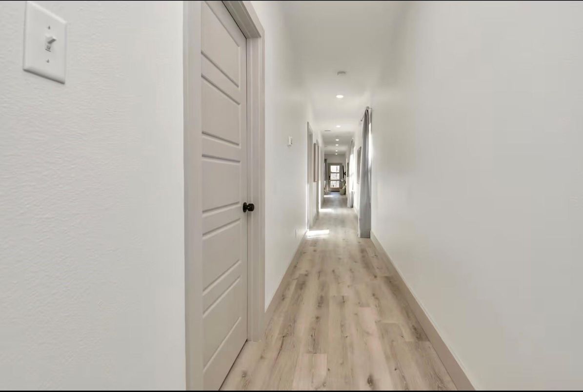 Interior, Recessed Lighting, Wood Texture Flooring