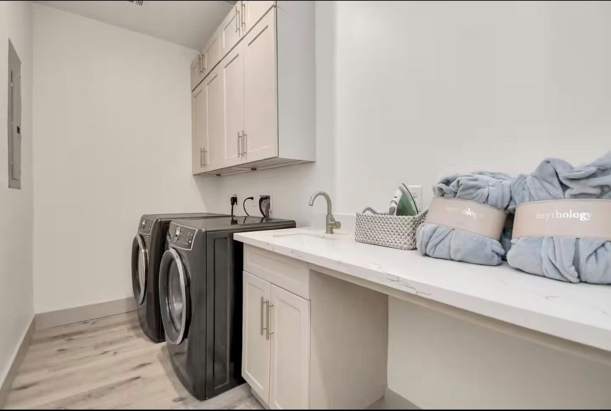 Interior, Washer, Wood Texture Flooring