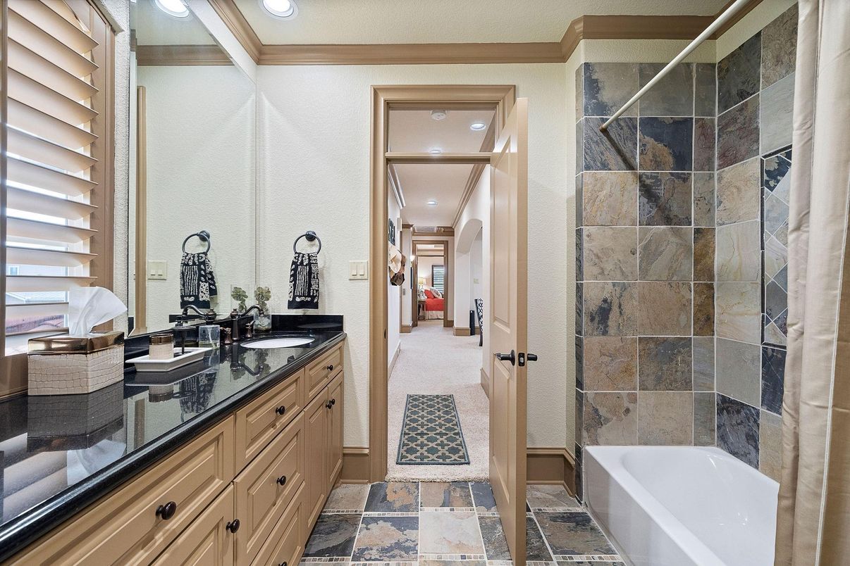 Bathroom, Dual Sink Vanities, Interior, Recessed Lighting
