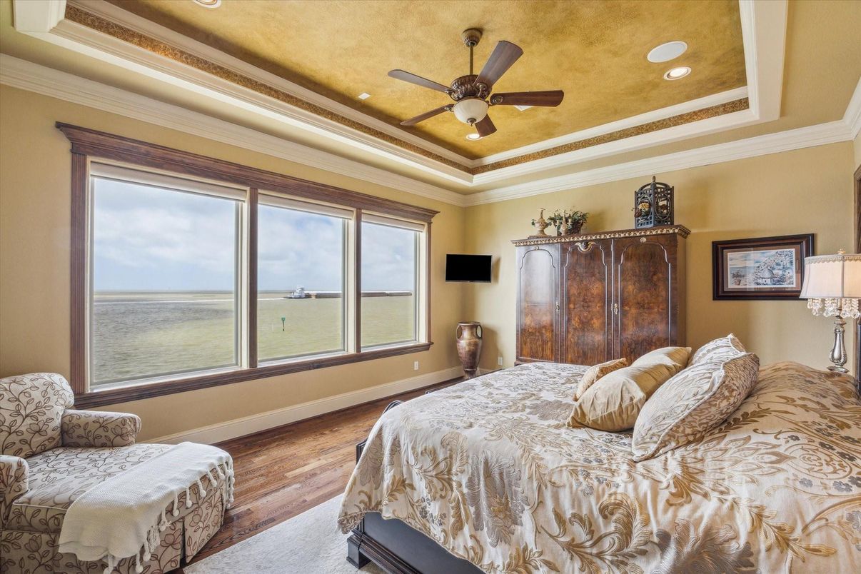 Bedroom, Interior, Recessed Lighting, Water, Wood Texture Flooring
