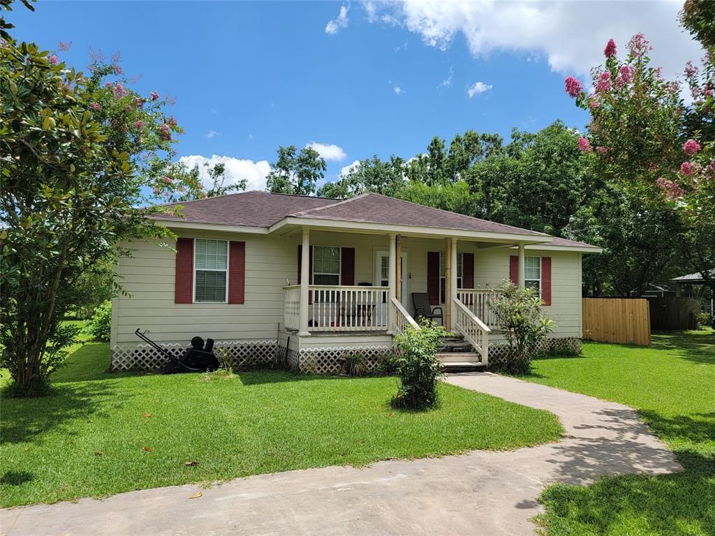 Backyard, Exterior, Facade, Ranch
