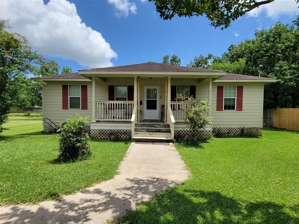 Exterior, Facade, Ranch