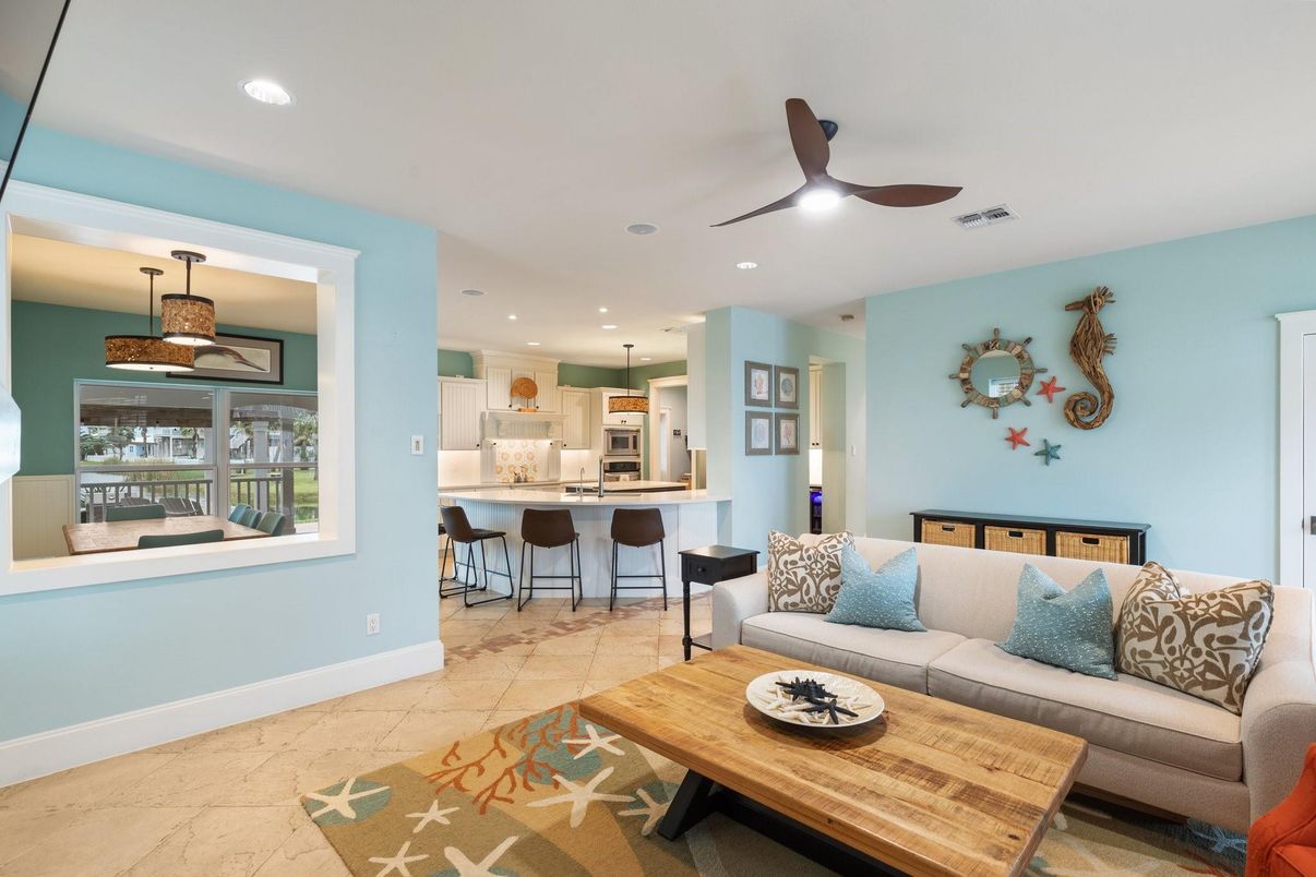 Interior, Kitchen, Living room, Pendant Lights, Recessed Lighting, Stainless Steel Appliances