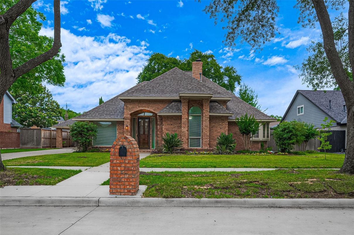 Exterior, Facade, Brick Facade, French Provincial