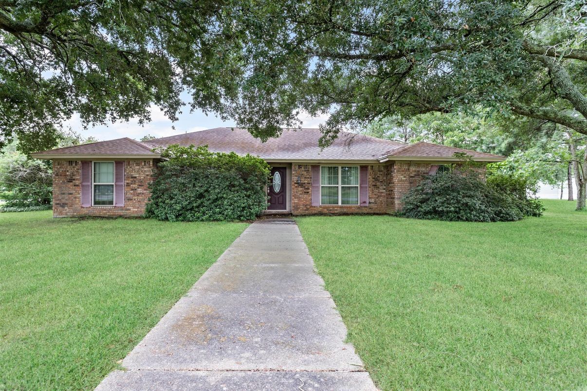 Exterior, Facade, Brick Facade, Ranch
