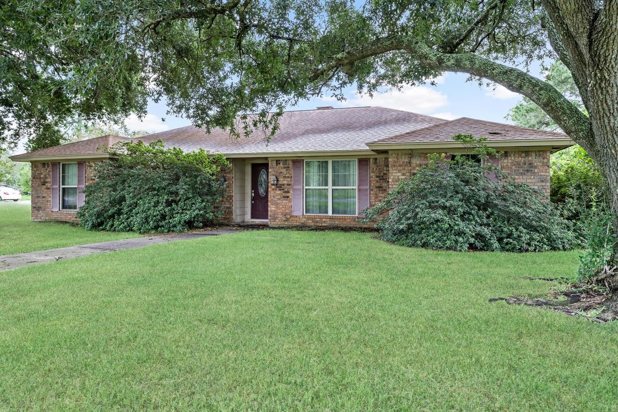 Exterior, Facade, Brick Facade, Ranch