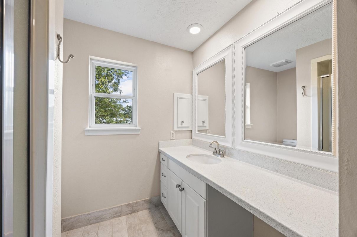 Bathroom, Dual Sink Vanities, Interior, Recessed Lighting