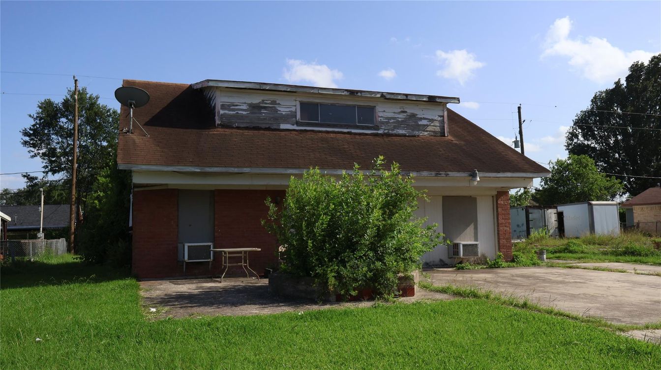 Exterior, Facade, Modern