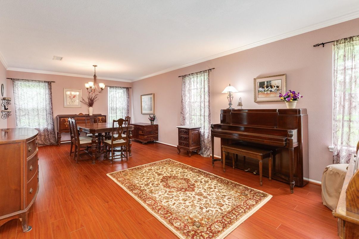 Chandelier, Dining room, Interior, Piano, Wood Texture Flooring