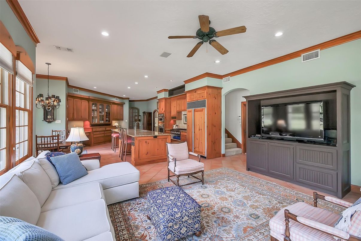 Chandelier, Interior, Kitchen, Living room, Pendant Lights, Recessed Lighting, Stainless Steel Appliances
