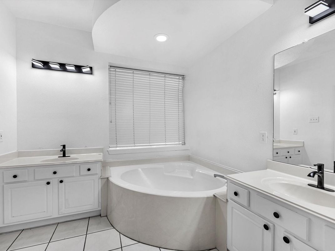Bathroom, Dual Sink Vanities, Interior, Recessed Lighting