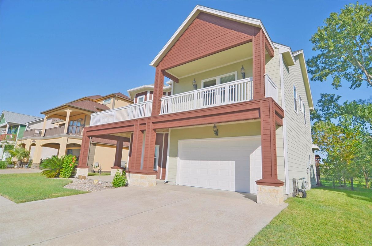 Attached, Exterior, Facade, American Craftsman