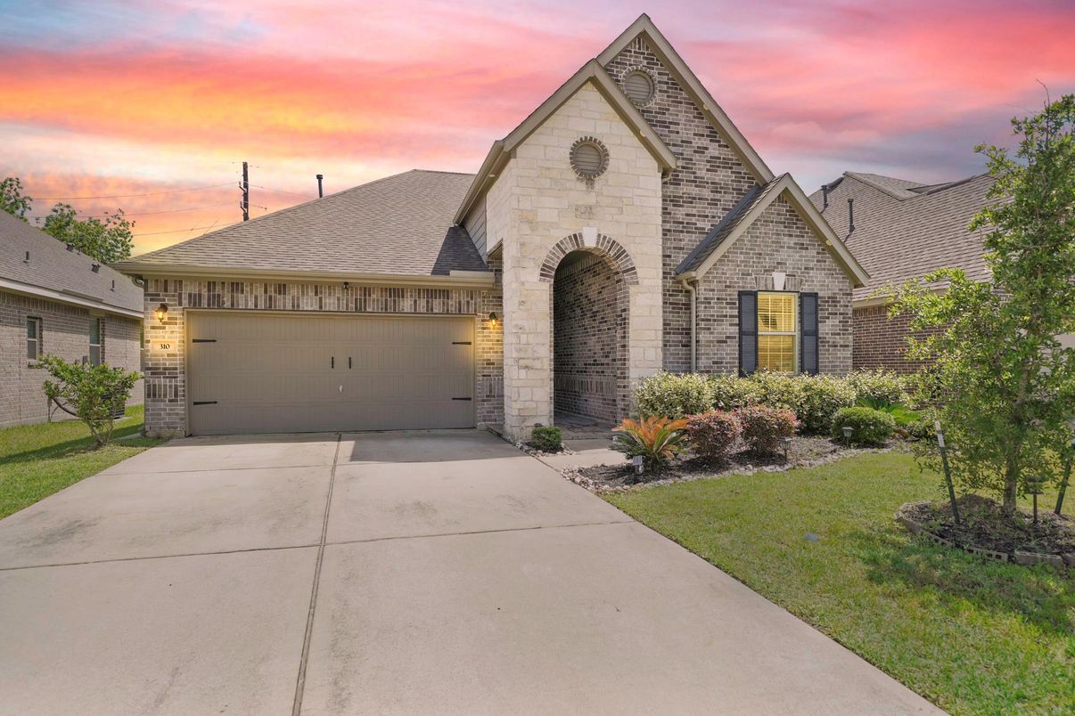 Attached, Exterior, Facade, Brick Traditional
