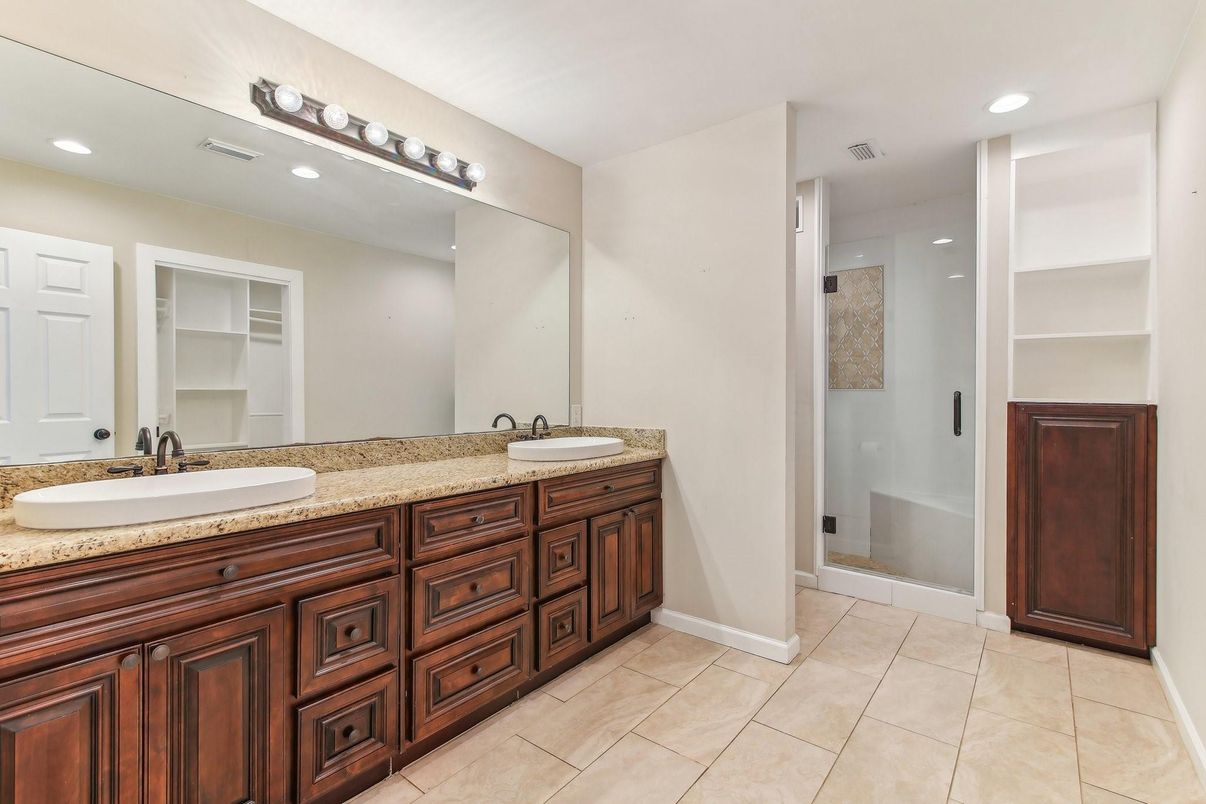Bathroom, Dual Sink Vanities, Interior, Recessed Lighting