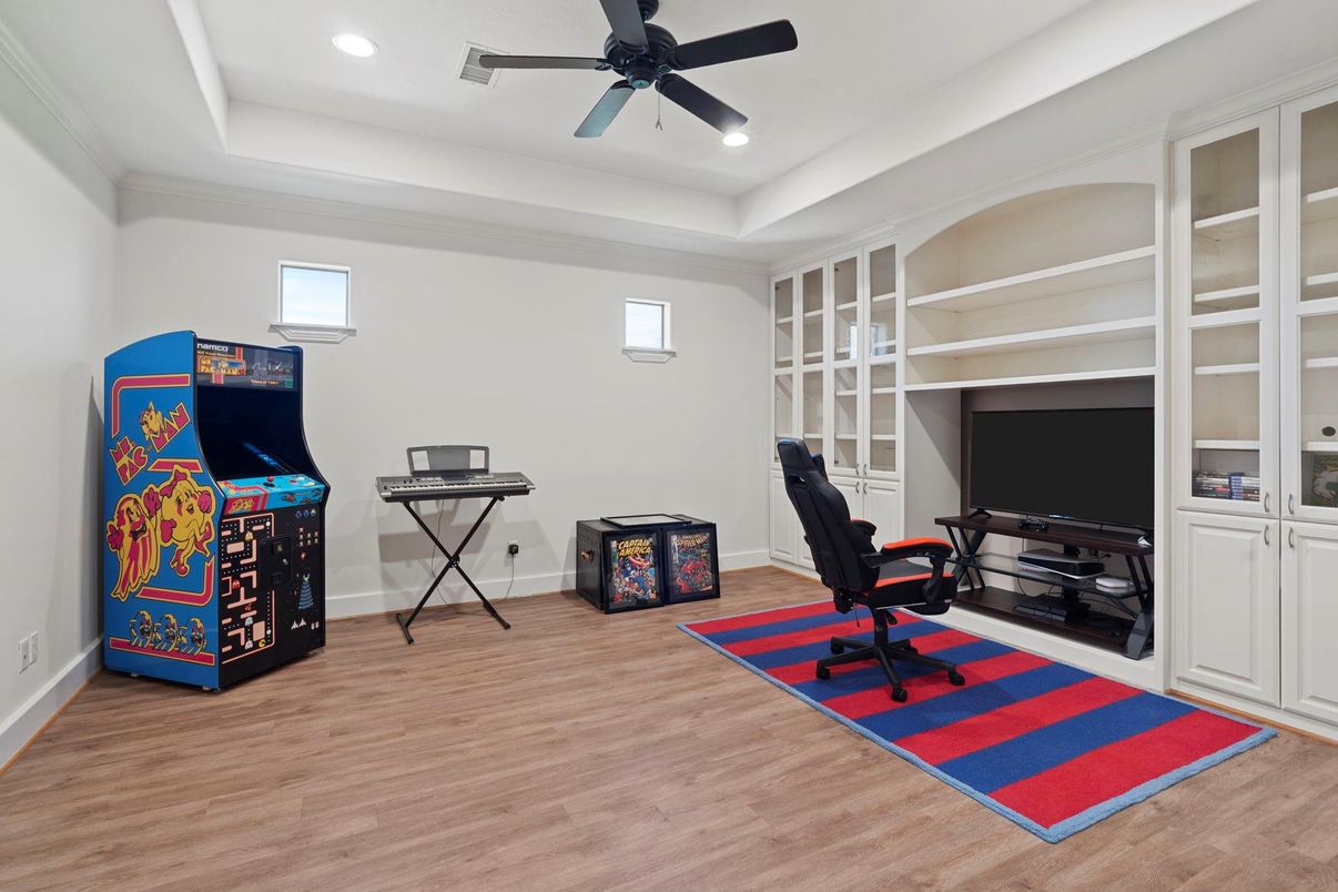 Home Office, Interior, Recessed Lighting, Wood Texture Flooring