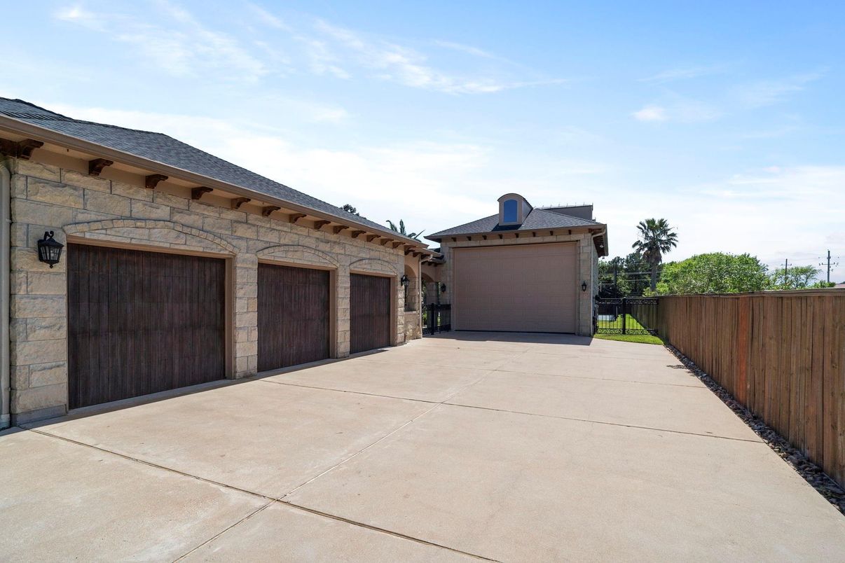 Detached Garage, Exterior