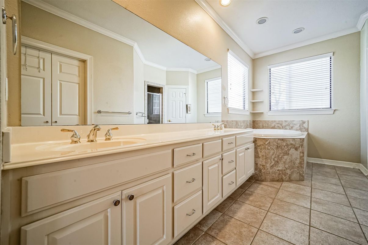 Bathroom, Dual Sink Vanities, Interior, Recessed Lighting