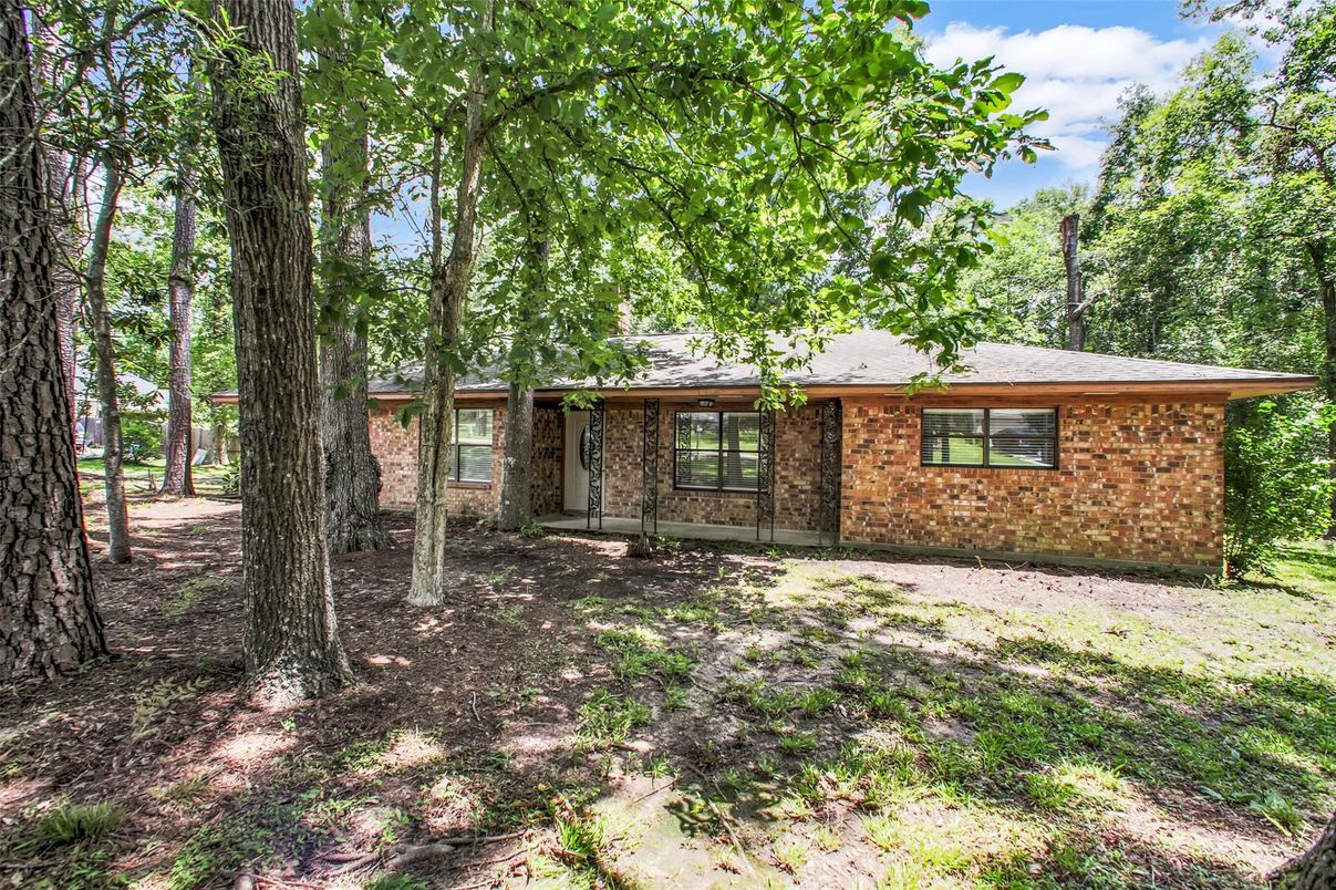 Exterior, Facade, Brick Facade, Log Home