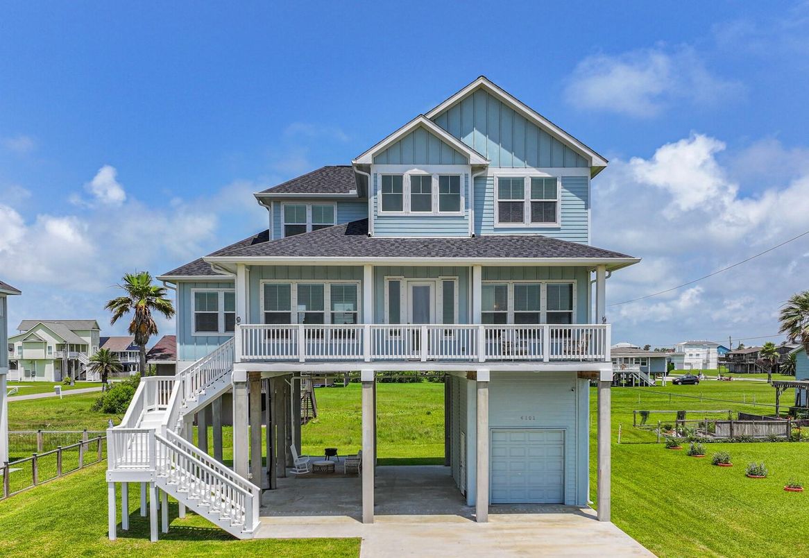 Attached, Backyard, Exterior, Facade, Queen Anne Victorian