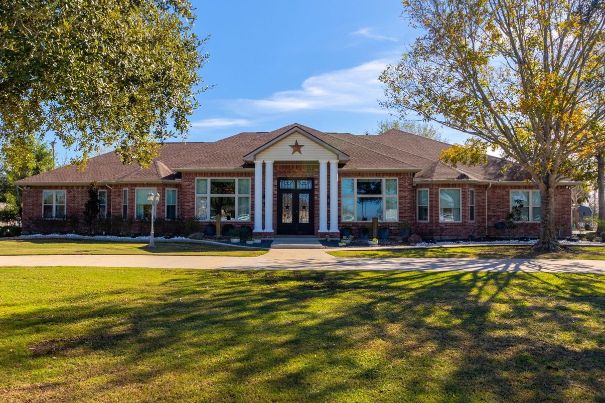 Exterior, Facade, Brick Facade, Ranch