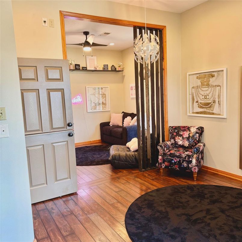 Interior, Recessed Lighting, Wood Texture Flooring