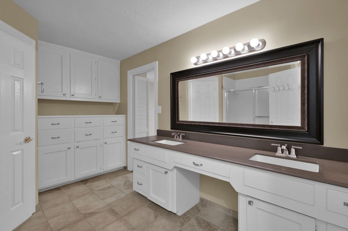 Bathroom, Dual Sink Vanities, Interior