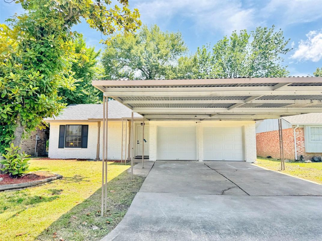 Attached, Exterior, Facade, Ranch