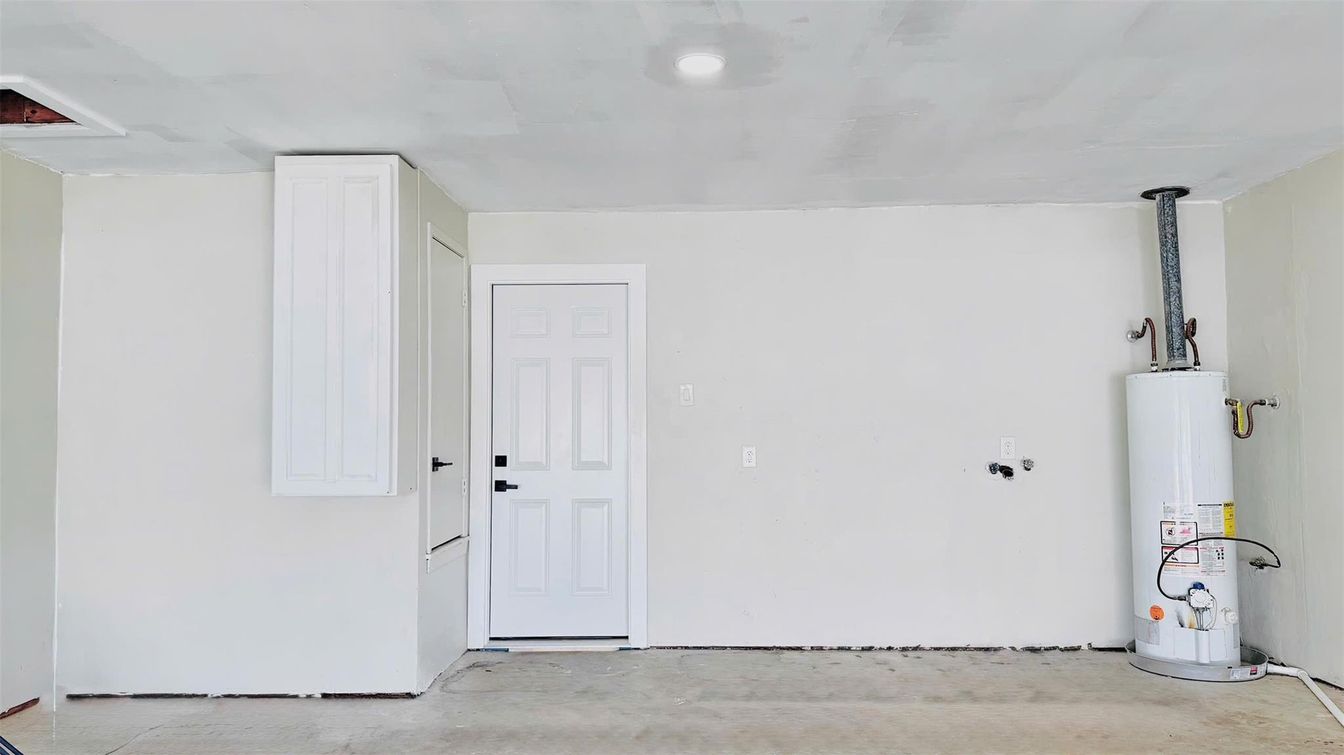 Empty room, Interior