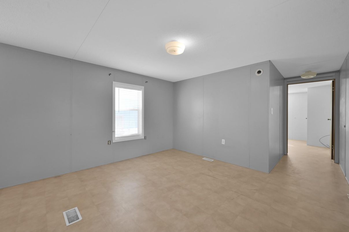 Empty room, Interior