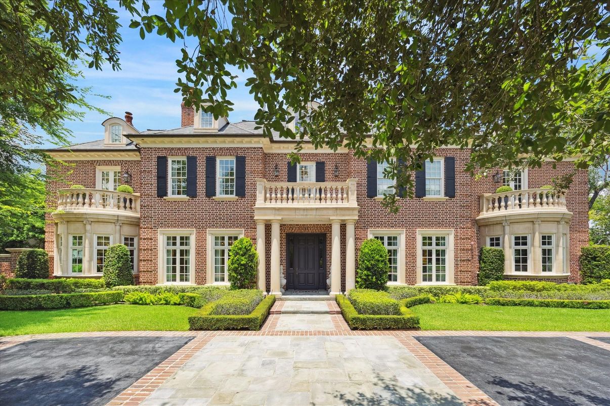 Exterior, Facade, Brick Facade, Georgian