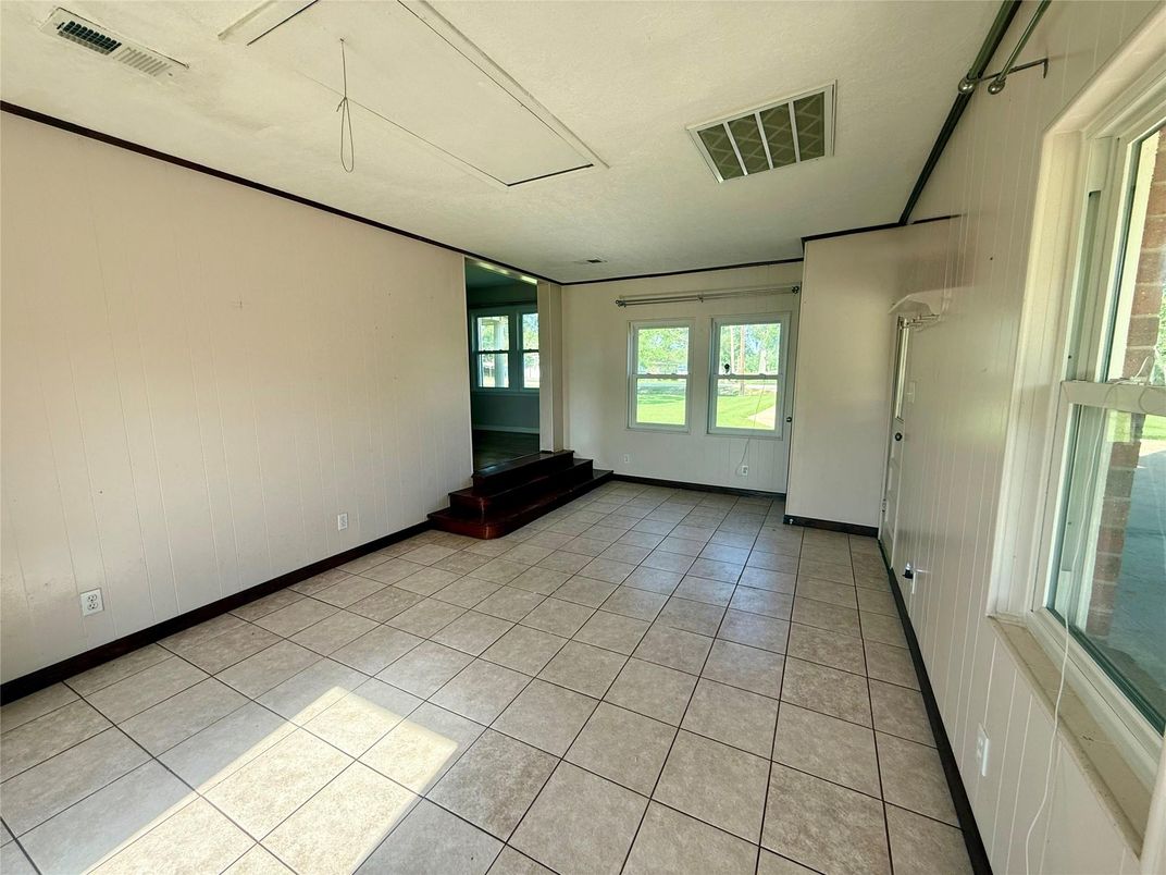 Empty room, Interior